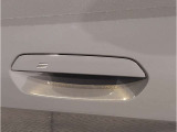 【デザインとの融合】BMWデザイナーが創り出したボディデザインを損なう事のない様に配置とデザインに拘っています。ドアノブについてもBMWの拘りに妥協はありません。