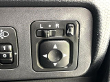 【電動格納ミラー】サイドミラーは電動格納式となっており、狭い駐車場でもキズがつくリスクを抑えられます。