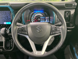 インテリアに合わせたデザインのステアリングは、運転される方のことも考え、運転しやすい形状、大きさです。是非一度、実際に触ってお確かめください。