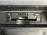 【ETC】有料道路を利用する際に料金所で停止することなく通過できる、ETC車載器(ノンストップ自動料金収受システム機器)が装備されています。セットアップを行うことで利用可能になります。