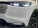 【LEDヘッドライト】悪天候や夜間走行時も良好な視界を確保し安心して運転できる高輝度LEDヘッドライトを装備!点灯速度が早く、消費電力も抑えられています。