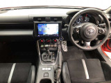 シンプルながら機能性あふれる運転席廻りです。視界性もよく、運転しやすいですよ。