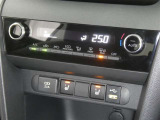 【オートエアコン】車内温度を感知して自動で温度調整をしてくれるのでいつでも快適な車内空間を創り上げます!どの席に座っても快適なドライブが楽しめます♪