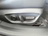 運転席パワーシート搭載。微妙な調整が手軽にでき、ピッタリのポジションで運転することが可能です。