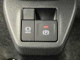 【電動パーキングブレーキ+オートブレーキホールド機能】 指先だけで簡単に操作が可能なパーキングブレーキ、スイッチを押すとブレーキペダルから足を離してもブレーキを保持できるオートブレーキホールド搭載。