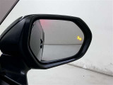 隣車線を走る車両をレーダーで検知し、ドアミラーでは確認しにくい後側方エリアに存在する車両に加え、急接近してくる車両も検知します。車両を検知するとドアミラーに搭載されたLEDインジケーターが点灯します。