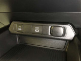 ディスプレイオーディオ用通信/充電USB端子(Type-C)と充電用入力端子(Type-C)が、センターコンソール前部に設置されています。