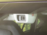 【アイサイトVer3】前方の車両等を検知し、衝突しそうな時は警報で注意を促し、ブレーキを踏む力をサポート。ブレーキを踏めなかった場合は衝突被害軽減ブレーキが作動、衝突回避をサポートします。
