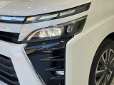 【LEDヘッドライト】悪天候や夜間走行時も良好な視界を確保し安心して運転できる高輝度LEDヘッドライトを装備!点灯速度が早く、消費電力も抑えられています。
