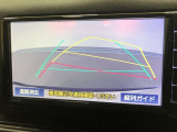 【バックガイドモニター】後方の映像をナビ画面に表示するだけでなく、ステアリング操作に連動して動くガイド線も同時に表示!予想進路の確認をしながら後退できるので便利です!