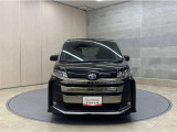 お車購入のポイントとなるフロントマスクです!シャープな目つきが印象的なデザインのヘッドランプです。