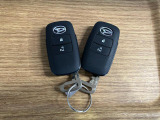 【スマートキー】 スマートキーを携帯していれば、ドアハンドルのボタンを押してロックの解除ができ、パワースライドドア(左側)もワンタッチで開閉できます。
