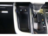 データ転送/給電用と給電用のUSB端子(Type-C)が装備されています。iPhoneやスマートフォンを繋いで音楽を再生したり、充電したり。車内にあると便利なアイテムのひとつですね!