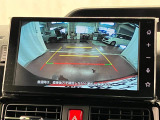 【バックカメラ】 駐車時に車両後方の様子を見ることができるので、運転の不安を軽くします。