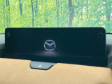 【12.3インチマツダコネクト】車内の雰囲気にマッチした大型ディスプレイ。スマホ接続でのナビ使用やBluetooth再生等、様々な機能が楽しめます。直感的なダイヤル操作が可能で、使い勝手も良好です。