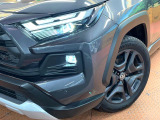 【LEDヘッドライト】悪天候や夜間走行時も良好な視界を確保し安心して運転できる高輝度LEDヘッドライトを装備!点灯速度が早く、消費電力も抑えられています。
