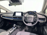 運転席まわりです。 各操作スイッチは使いやすい位置に配置されてます。