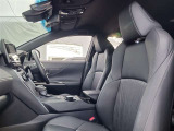 体を包み込むような座り心地で運転をサポートします。