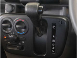 【シフトレバー】シフトもとても操作しやすいデザインになっております。運転する人の事を第一に考えた操作性の高い仕様です。