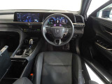 革巻きステアリングで快適な操作性の運転席です。