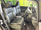 運転席まわりには十分なスペースがあり、大柄な方でもゆったり運転していただける環境です。