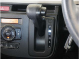 【シフトレバー】シフトもとても操作しやすいデザインになっております。運転する人の事を第一に考えた操作性の高い仕様です。
