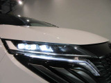 アダプティブLEDヘッドライトシステムです対向車や先行車に照射しないよう自動でハイビームの照射範囲を切り替えます 夜間走行時とても役立ちます