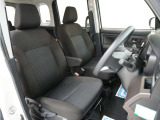 運転席のスペースはゆったりしていて、視界も広く確保されているので普段の運転からロングドライブまで快適です。