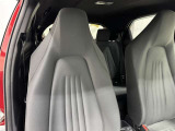 高いホールド性で運転姿勢が安定します。長距離ドライブでも疲れにくいのが魅力です。