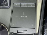 手元でナビゲーションなどの操作を可能にする「リモートタッチ」は、運転姿勢の変化を抑制し、スムーズな操作が可能です。