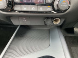 USBソケットつきで携帯など充電可能で、シガーソケットもこちら(^^)/