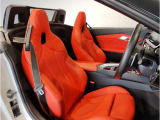 【コックピットシート】BMW車の主役席。車体中央にくる様に配置し車両重心とが一致する事でドライバーと車との一体感あるドライビングを実現。人間工学に基づき形成した形状が長時間のドライブ疲労も軽減します!