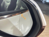【ブラインドスポットモニター】走行中、ドアミラーの死角になりやすい箇所に後続車が接近するとサイドミラーのレンズに警告を表示!ドライバーに注意喚起をしてくれます。