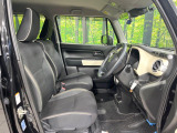 運転席まわりには十分なスペースがあり、大柄な方でもゆったり運転していただける環境です。
