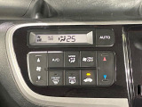 【オートエアコン】一度お好みの温度に設定すれば、車内の温度を検知し風量や温度を自動で調整。暑い&hellip;寒い&hellip;と何度もスイッチ操作をする必要はありません。快適な車内空間には必須の機能ですね♪