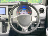 インテリアに合わせたデザインのステアリングは、運転される方のことも考え、運転しやすい形状、大きさです。是非一度、実際に触ってお確かめください。