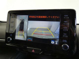 【全周囲モニター】車を上空から見下ろしたような映像をカーナビ画面に映し出し、車庫入れや縦列駐車をサポートしてくれます。