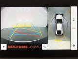 【パノラミックビューモニター(床下透過表示機能付)】クルマを上から見たような画像をディスプレイに表示し、運転席から確認しにくい箇所も確認できます。車両直下及びタイヤ付近のアンダーフロアの確認も可能です