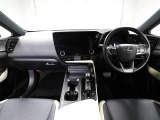 上質で落ち着いた印象のインパネ。視界も広々で運転しやすいです。