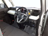 運転席周りのレイアウトをご覧ください。ナビゲーションが綺麗に装着されすっきり収まってますね!