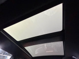 【調光パノラマルーフ】車内の解放感が一気に上がる大型パノラマルーフに調光機能がプラス!日差しが強い時、シェードを閉めなくてもガラスの透明度を調整することで心地よい明るさに♪