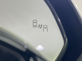 【ブラインドスポットモニター】走行中、ドアミラーの死角になりやすい箇所に後続車が接近するとサイドミラーのレンズに警告を表示!ドライバーに注意喚起をしてくれます。