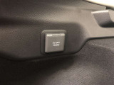 ラゲージルーム左側に、アクセサリーコンセント(AC100V・1500W)が設置されています。非常時給電システムが使用可能。機能の詳細は展示店舗までお尋ねください。