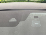 【スマートブレーキサポート】走行中に前方の車両等を認識し、衝突しそうな時は警報とブレーキで衝突回避と被害軽減をアシスト。より安全にドライブをお楽しみいただけます。
