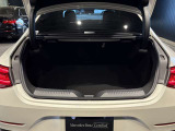 ゆったりとしたトランクルームでございます。たくさんのお荷物の車載が可能でございます。