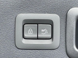 【パワーバックドア】スマートキーや運転席のボタンを押すだけでリアゲートが自動で開閉します!荷物を持っている時や、高い位置にあるバックドアを閉める際に便利な機能です♪