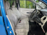 運転席まわりには十分なスペースがあり、大柄な方でもゆったり運転していただける環境です。