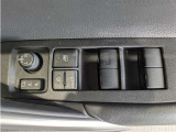 パワーウィンドウのスイッチですよ。 運転席に居ながら窓を開け閉めのコントロールできますよ。 ロック機能で、子供がイタズラして窓を開けるという事も無くなりますよ。