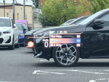 人気のヘッドアップディスプレイ!現在の車速、ナビゲーション・システムによるルート案内の矢印表示、チェック・コントロール、前車接近警告など、さまざまな情報をドライバーの視界内に直接表示いたします!