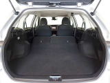 セカンドシートを倒した状態です。セカンドシートは独立可倒、荷物に合わせてラゲッジスペースをアレンジできます。